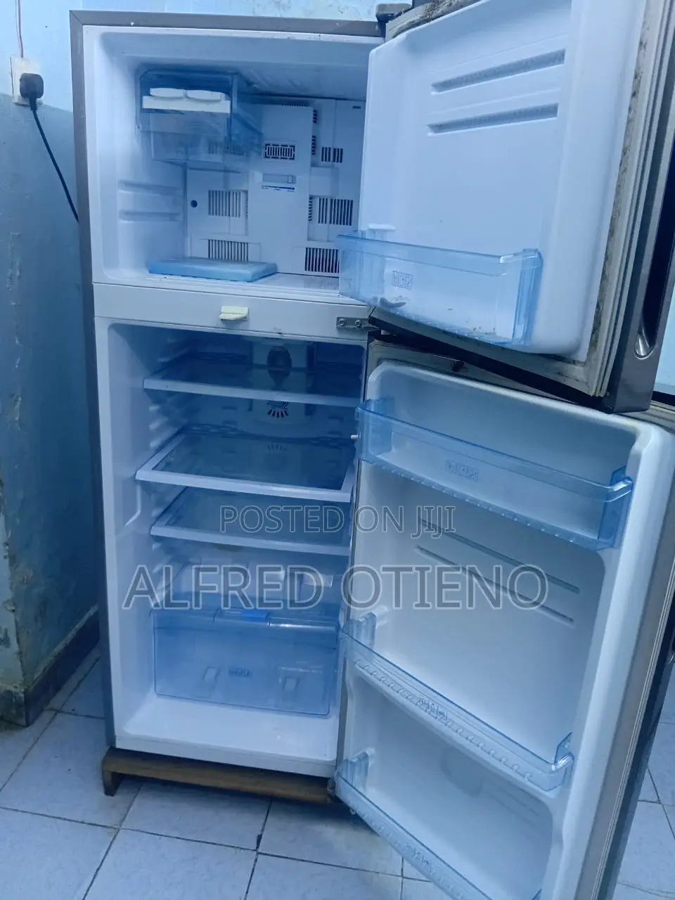 • Von (Hotpoint)
• Design: Top-Mount Freezer Double-Door Refrigerator
