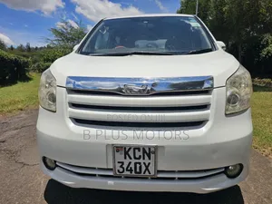 Toyota Noah 2.0 143hp FWD (8 Seater) 2010 White
