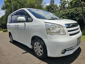 Toyota Noah 2.0 143hp FWD (8 Seater) 2010 White