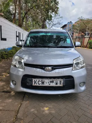 Toyota Sienta 2012 Silver