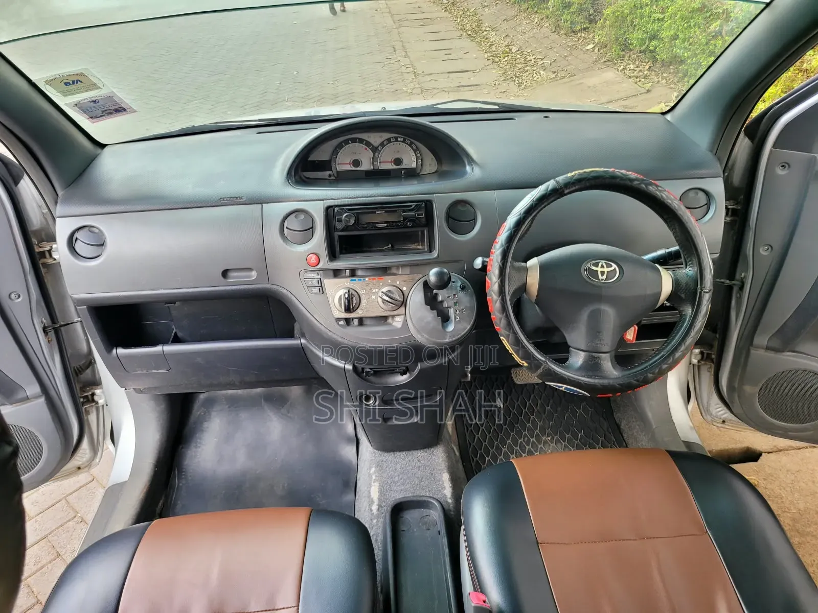 Toyota Sienta 2012 Silver