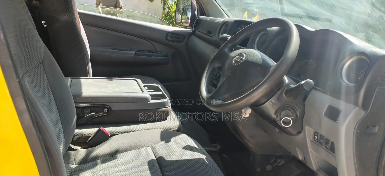 Nissan Caravan (Urvan) 2015 Yellow