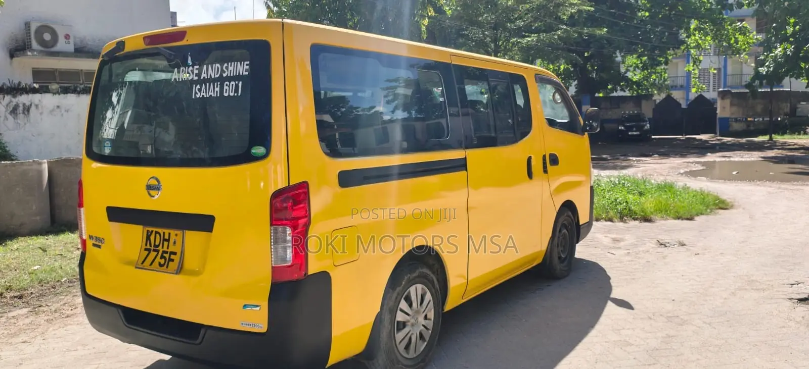 Nissan Caravan (Urvan) 2015 Yellow