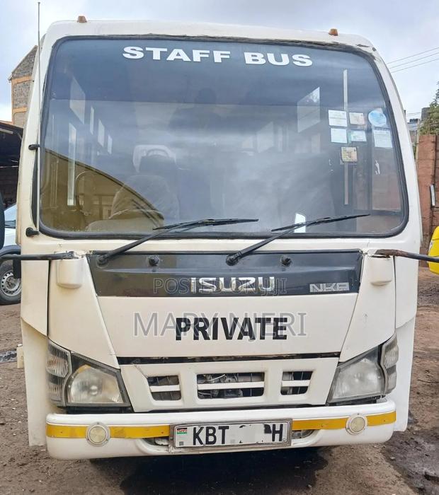 Isuzu Executive LX 2010 White - thumbnail 2