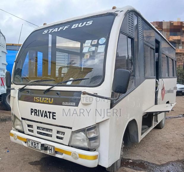 Isuzu Executive LX 2010 White - thumbnail 3