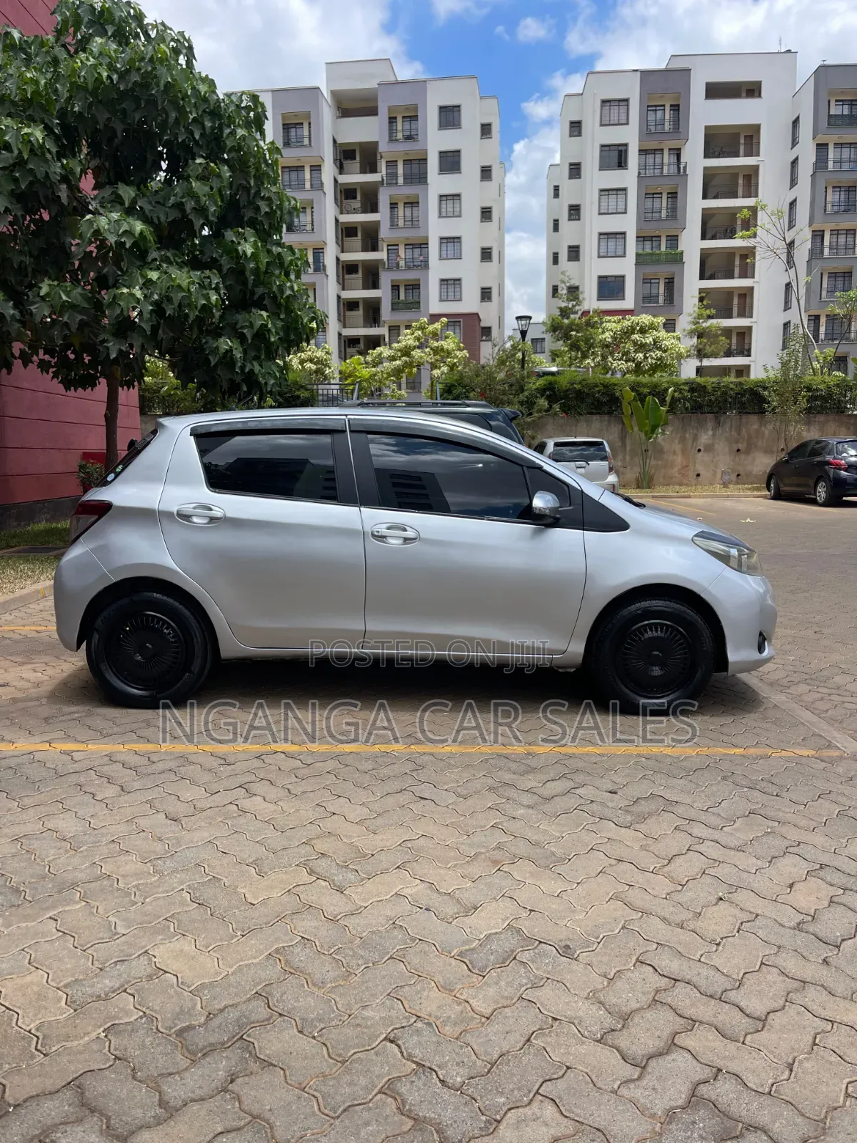 Toyota Vitz 2014 Silver