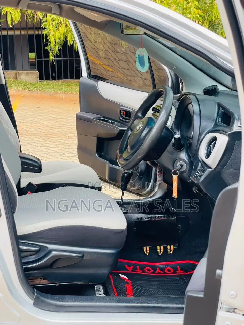 Toyota Vitz 2014 Silver
