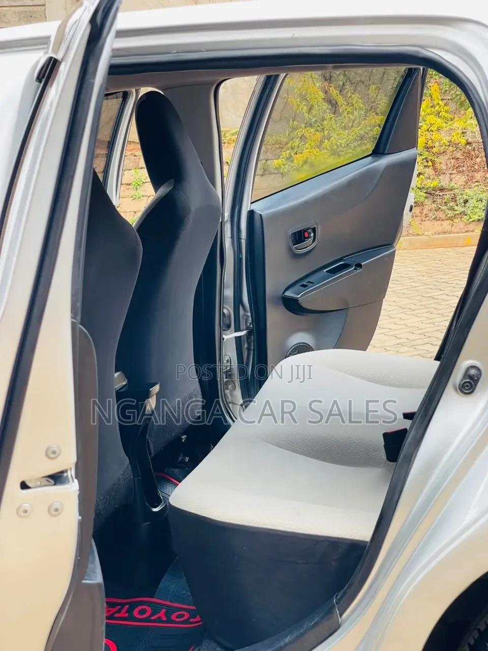 Toyota Vitz 2014 Silver