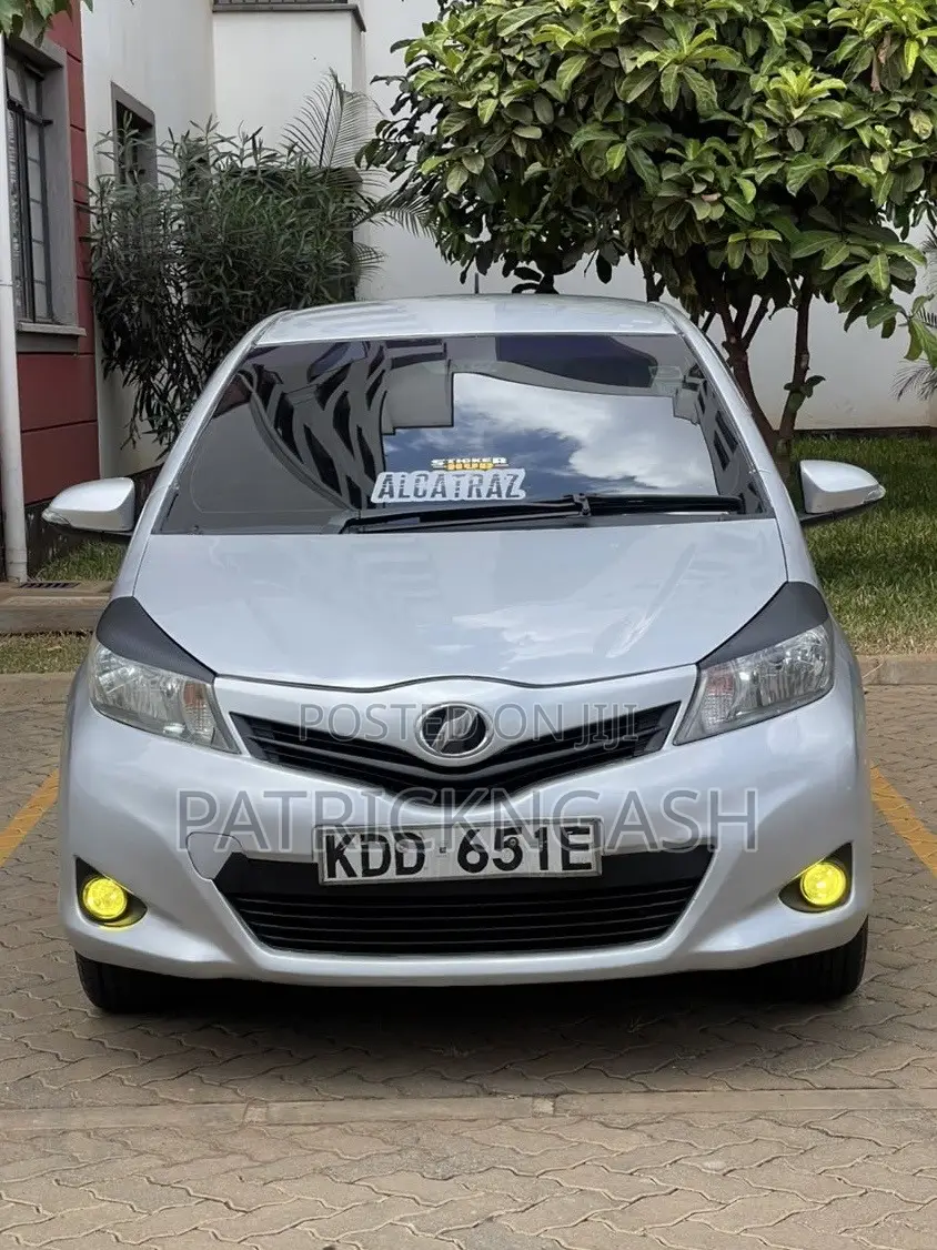 Toyota Vitz 2014 Silver