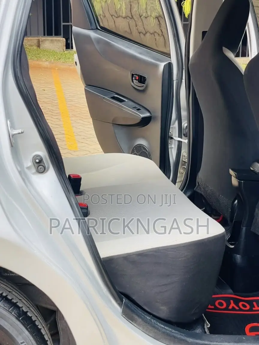 Toyota Vitz 2014 Silver