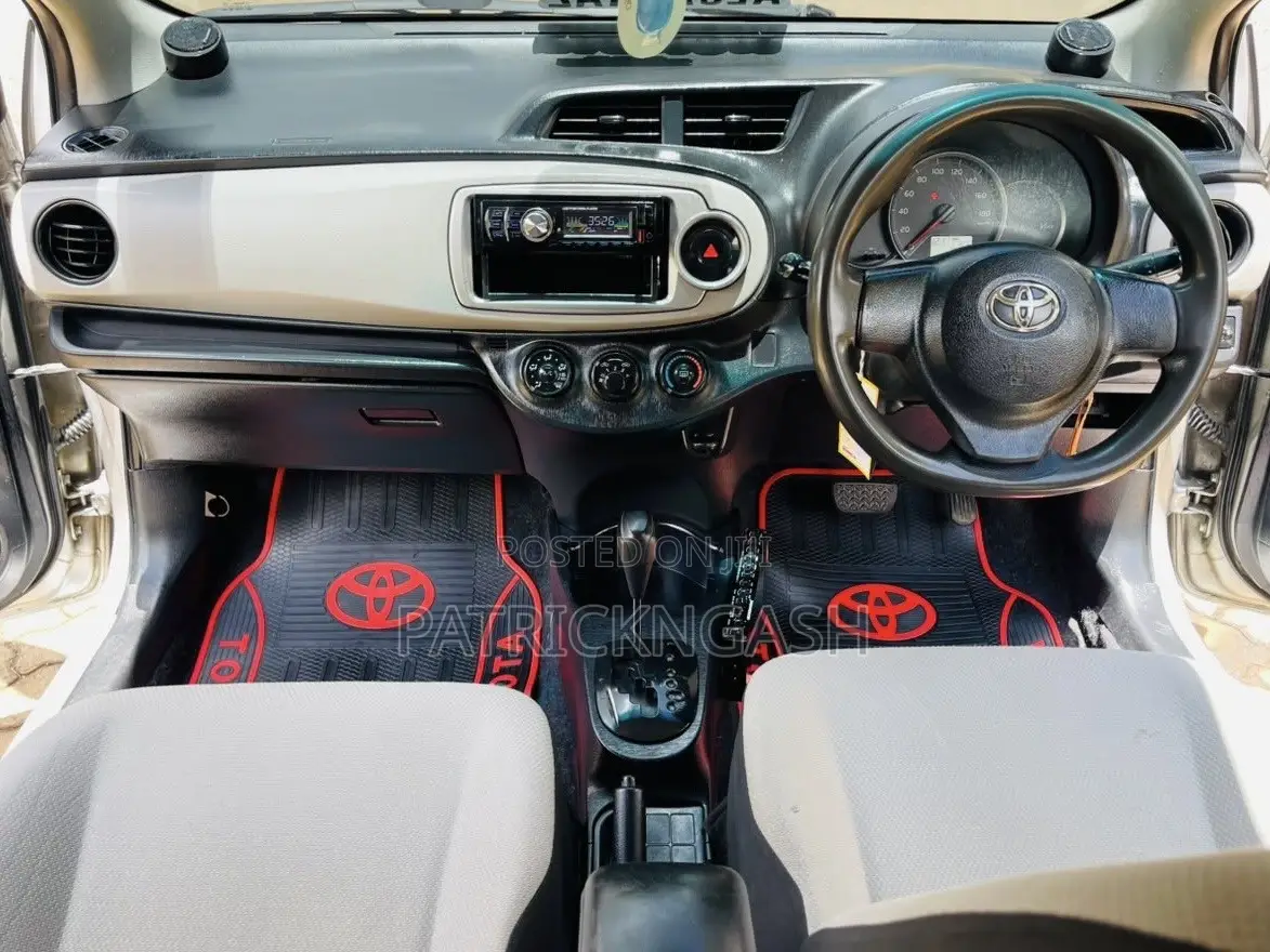 Toyota Vitz 2014 Silver