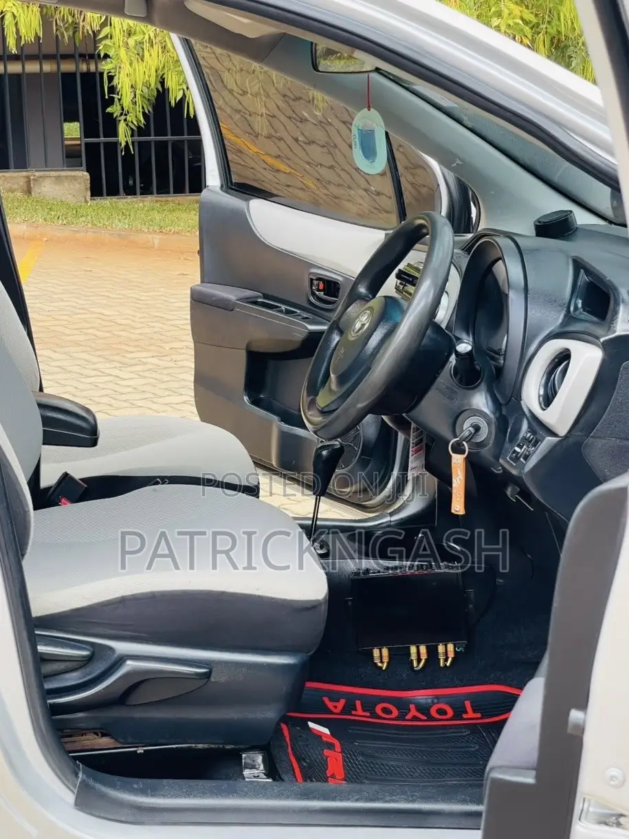 Toyota Vitz 2014 Silver
