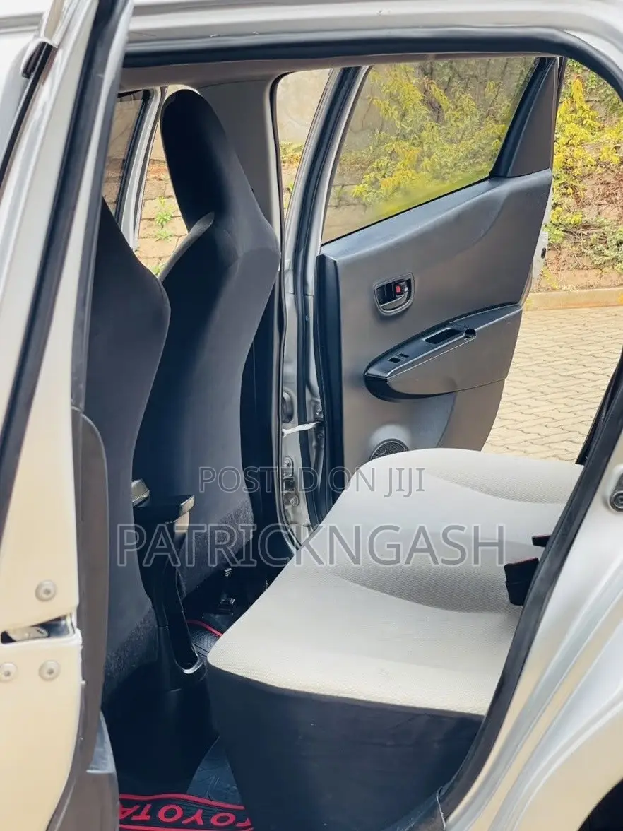 Toyota Vitz 2014 Silver