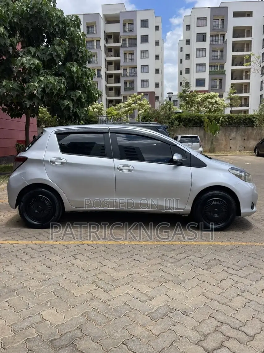 Toyota Vitz 2014 Silver