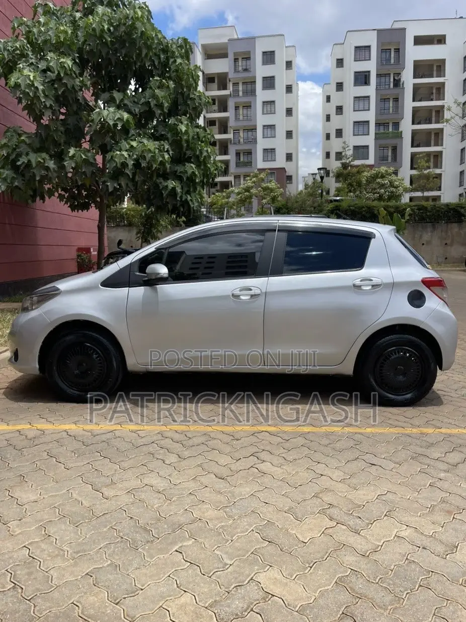 Toyota Vitz 2014 Silver