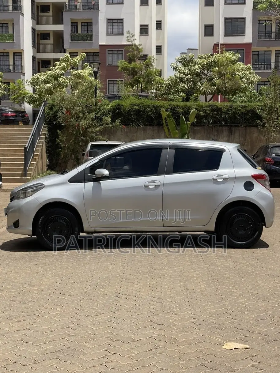 Toyota Vitz 2014 Silver