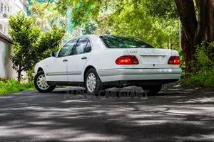 Mercedes-Benz E230 1996 White