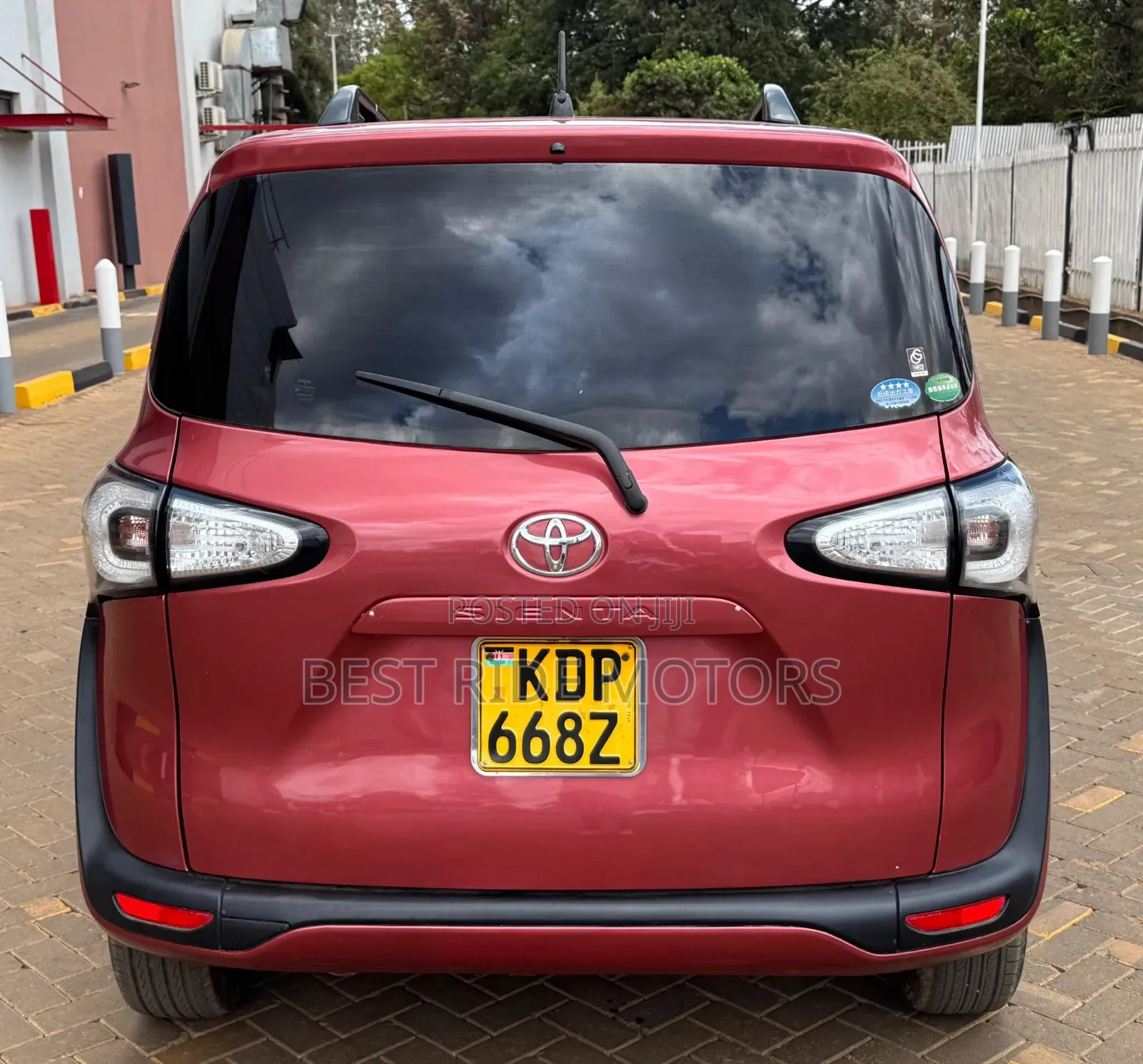 Toyota Sienta 2017 Red