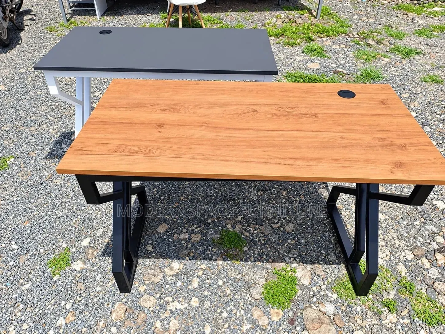 Office Desk With Black Metallic Stands