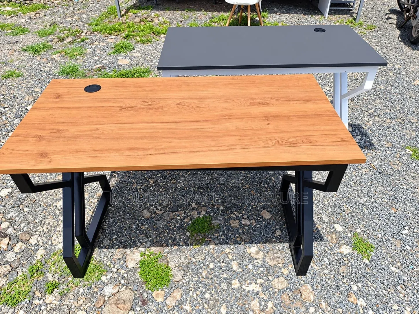 Office Desk With Black Metallic Stands