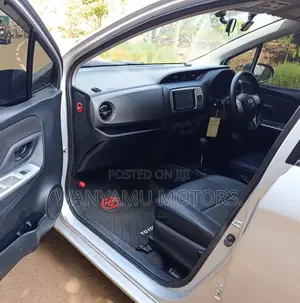 Toyota Vitz 2016 Silver
