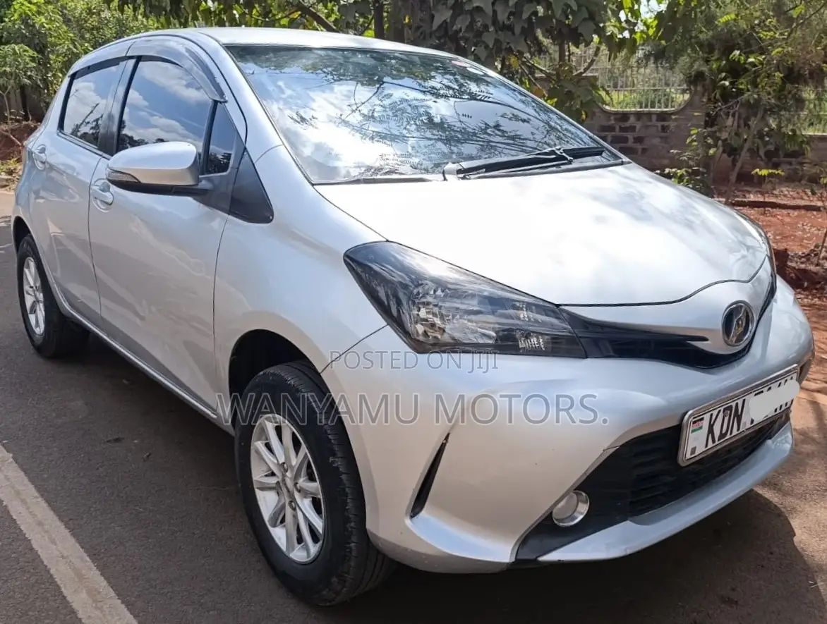 Toyota Vitz 2016 Silver