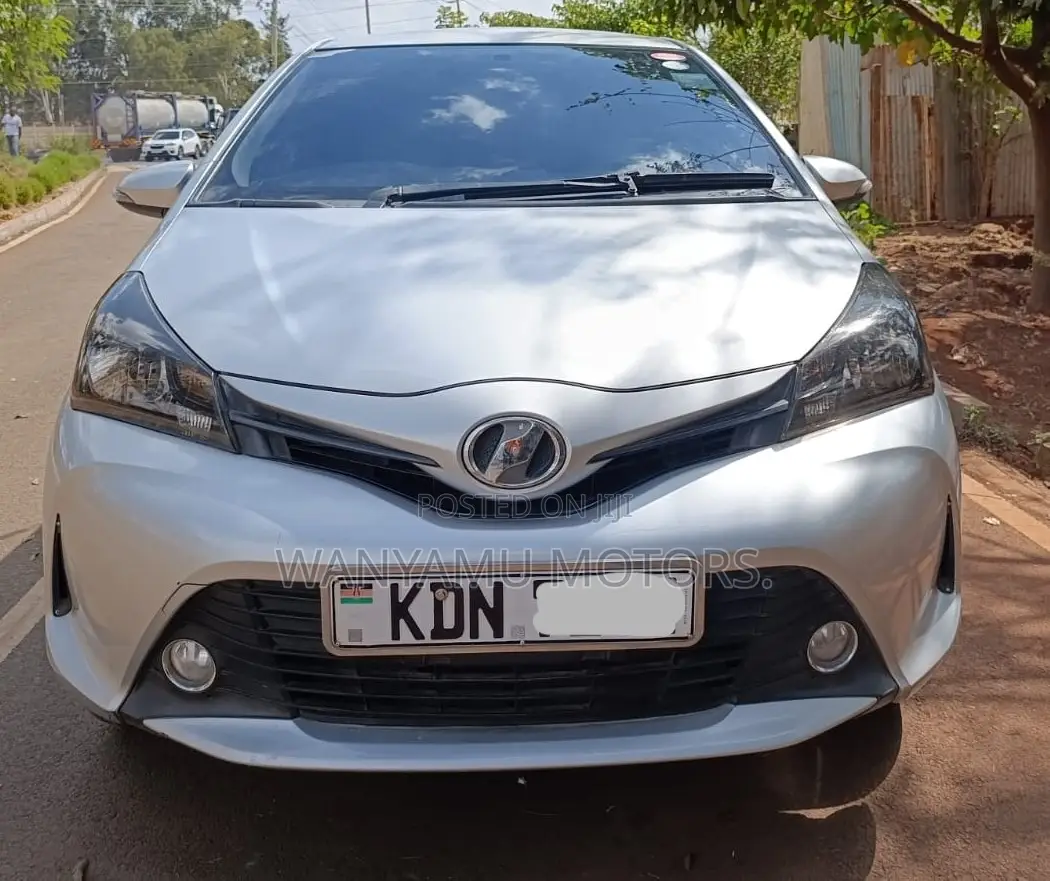 Toyota Vitz 2016 Silver