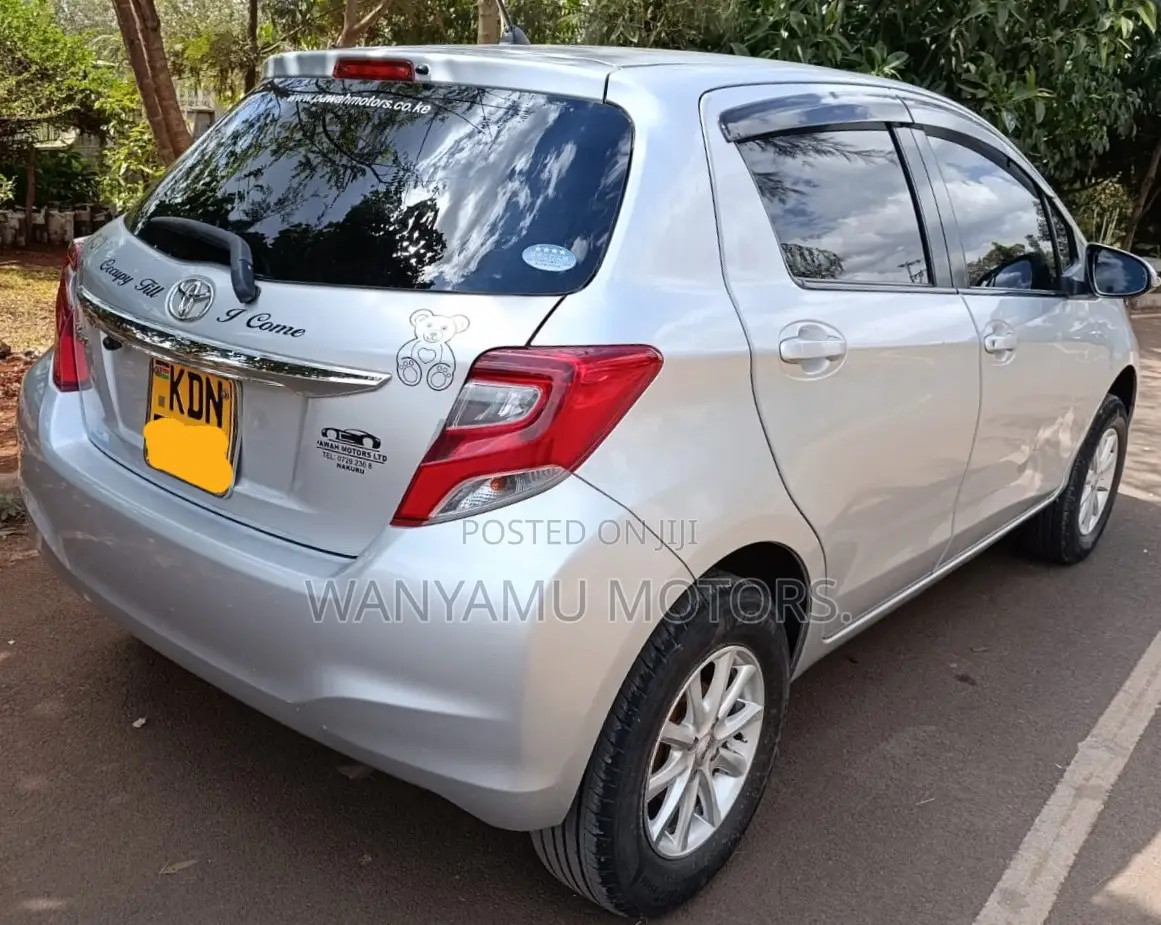Toyota Vitz 2016 Silver