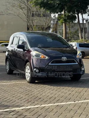 Toyota Sienta 2018 Maroon
