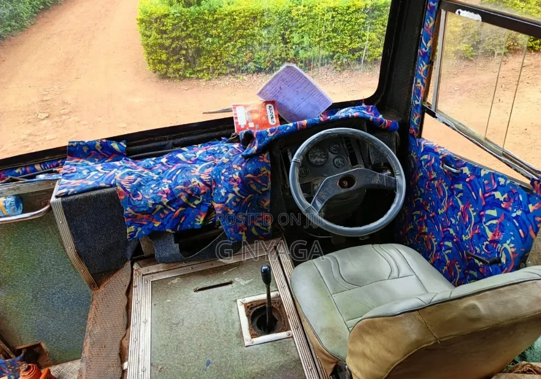 Tata Starbus Ultra Skool 2003 Yellow