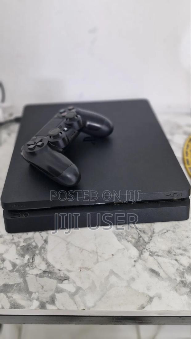Playstation 4 Slim - thumbnail 2