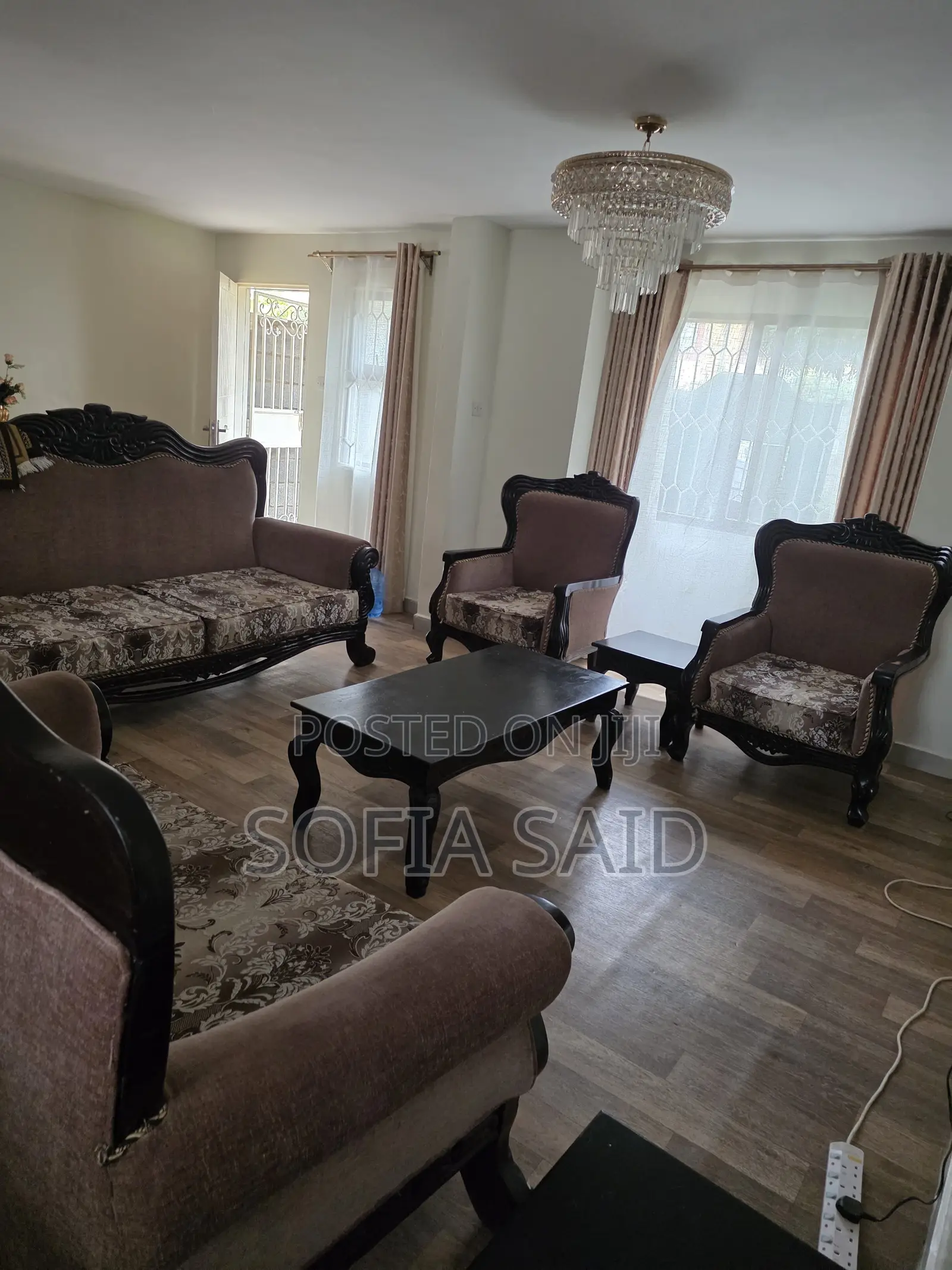 Beautiful Antique Like 7 Seater Sofa Set.