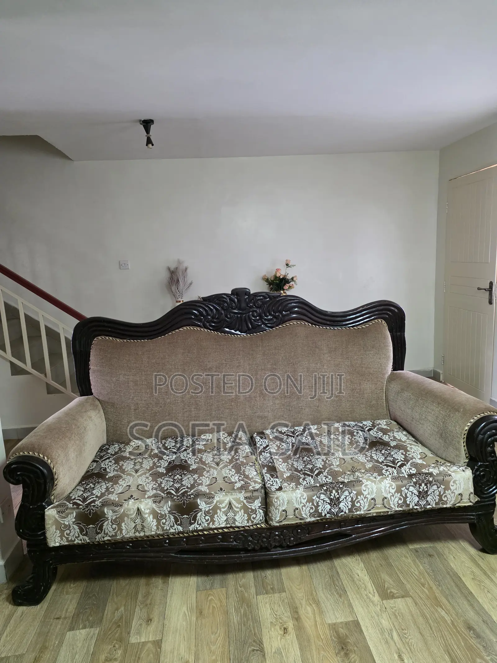 Beautiful Antique Like 7 Seater Sofa Set.