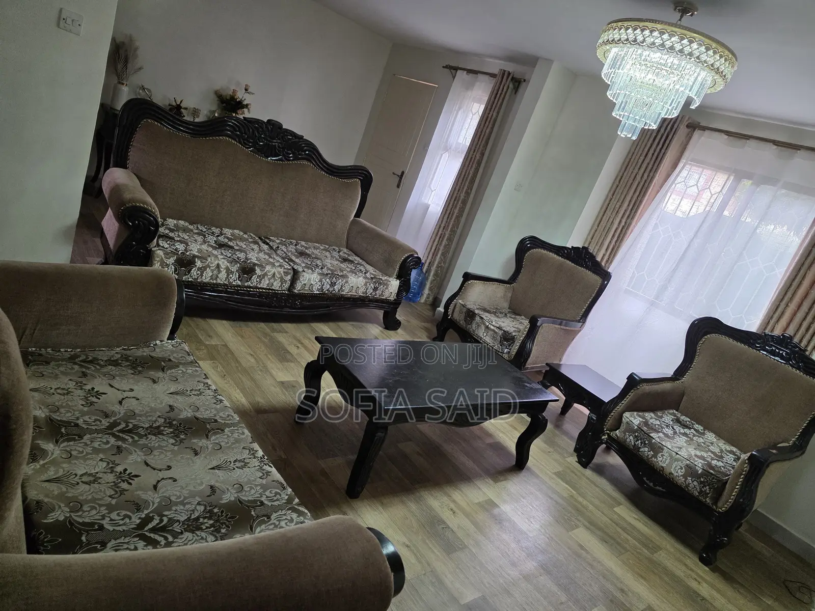 Beautiful Antique Like 7 Seater Sofa Set.