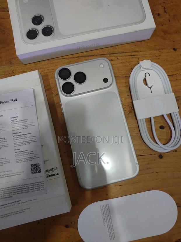 Apple iPhone 17 Pro Max 256 GB Silver - main view