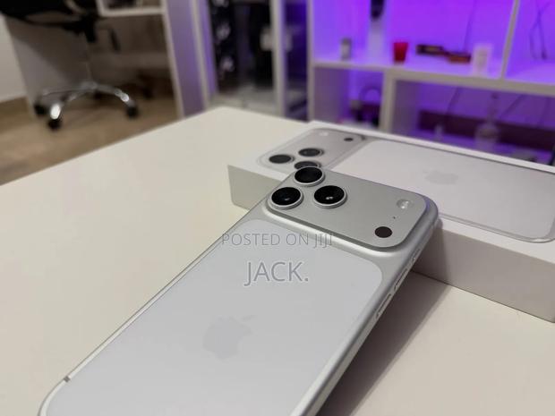 Apple iPhone 17 Pro Max 256 GB Silver - main view