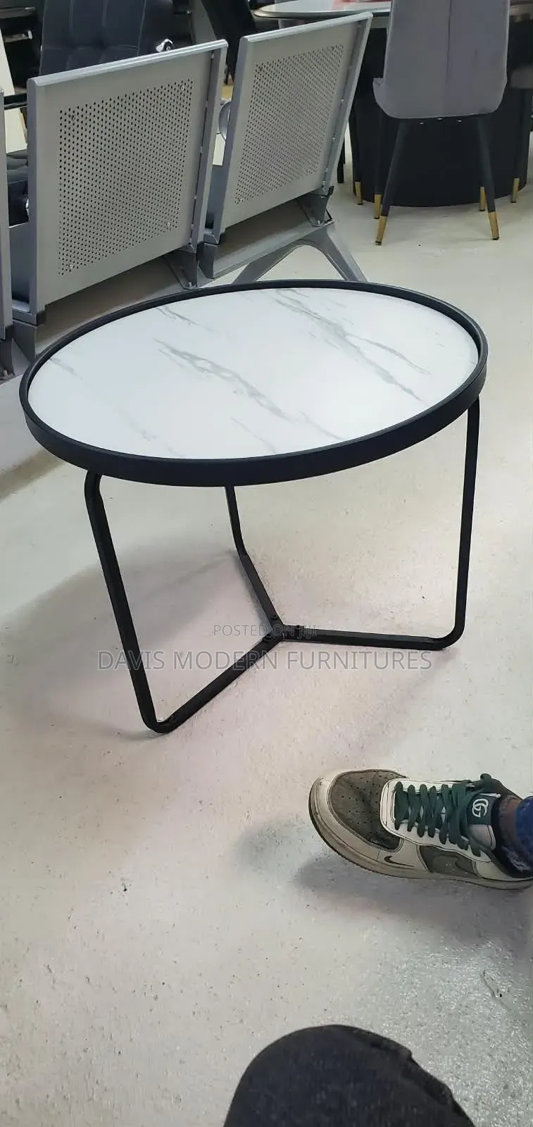 Round Modern Cafe Table
