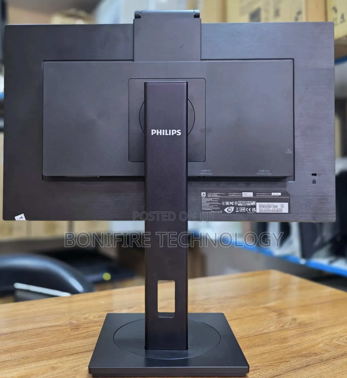 Phillips 243B1J
24 Inch Full Hd Monitor 
Full Hd Webcam
Type C