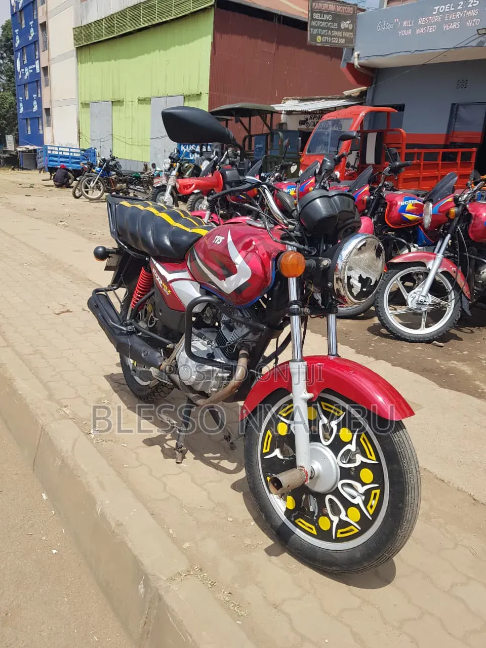 TVS HLX 125 2024 Red