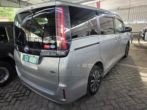 Toyota Esquire 2019