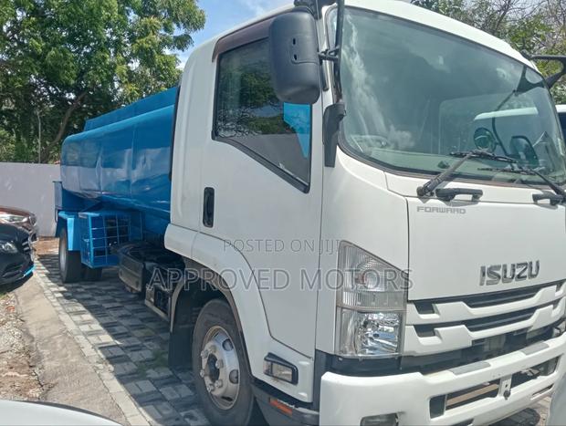 Isuzu Forward Water Tank 2018 White - main view