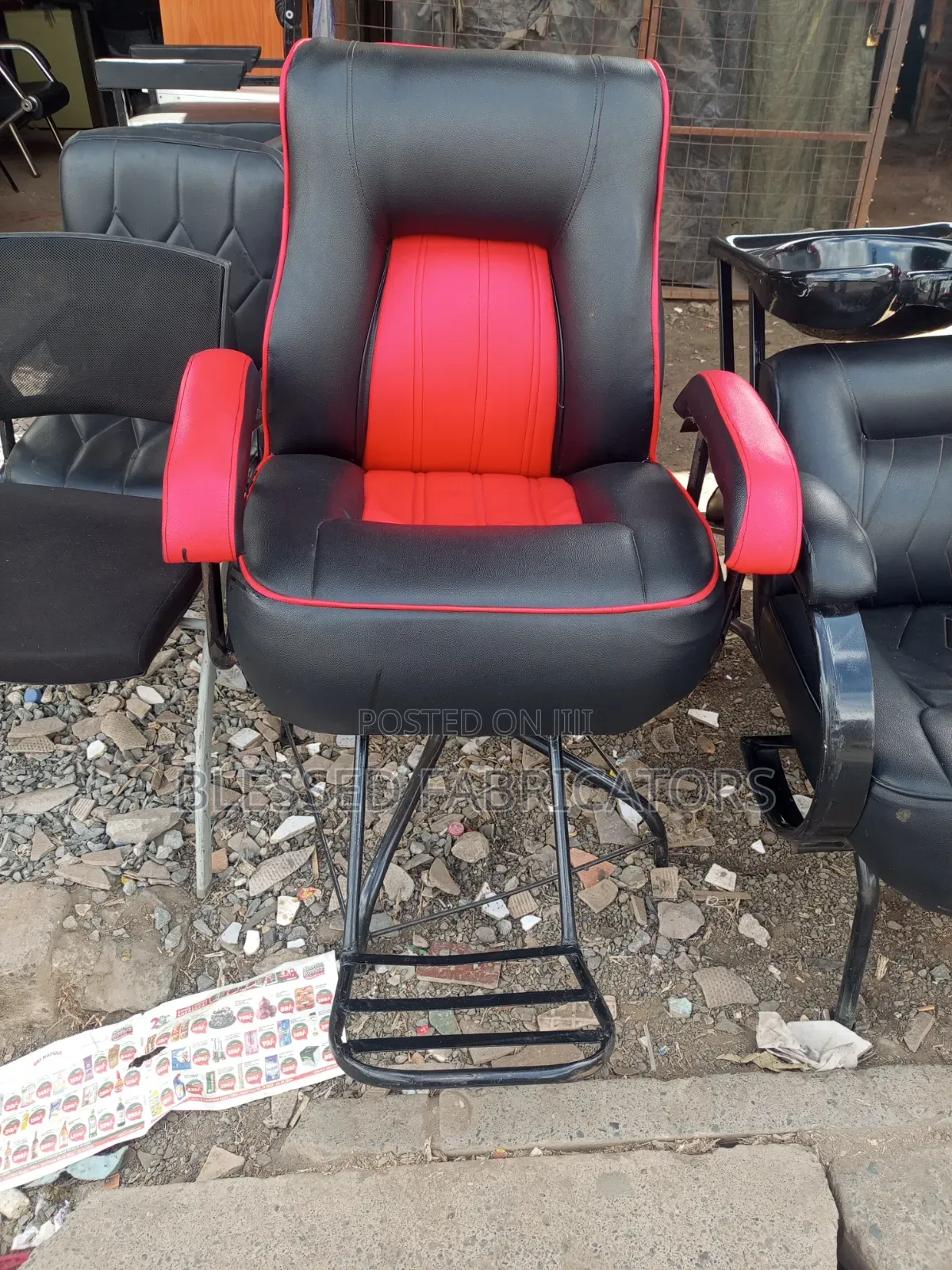 Kinyozi Simple Chair