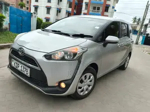 Toyota Sienta 2016 Silver