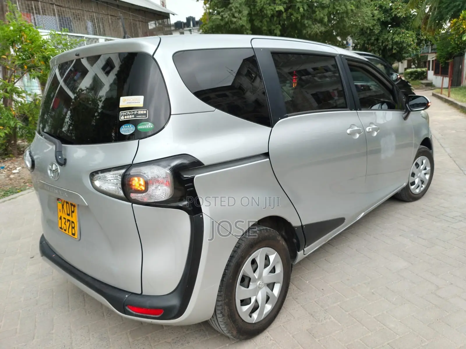 Toyota Sienta 2016 Silver