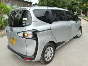 Toyota Sienta 2016 Silver