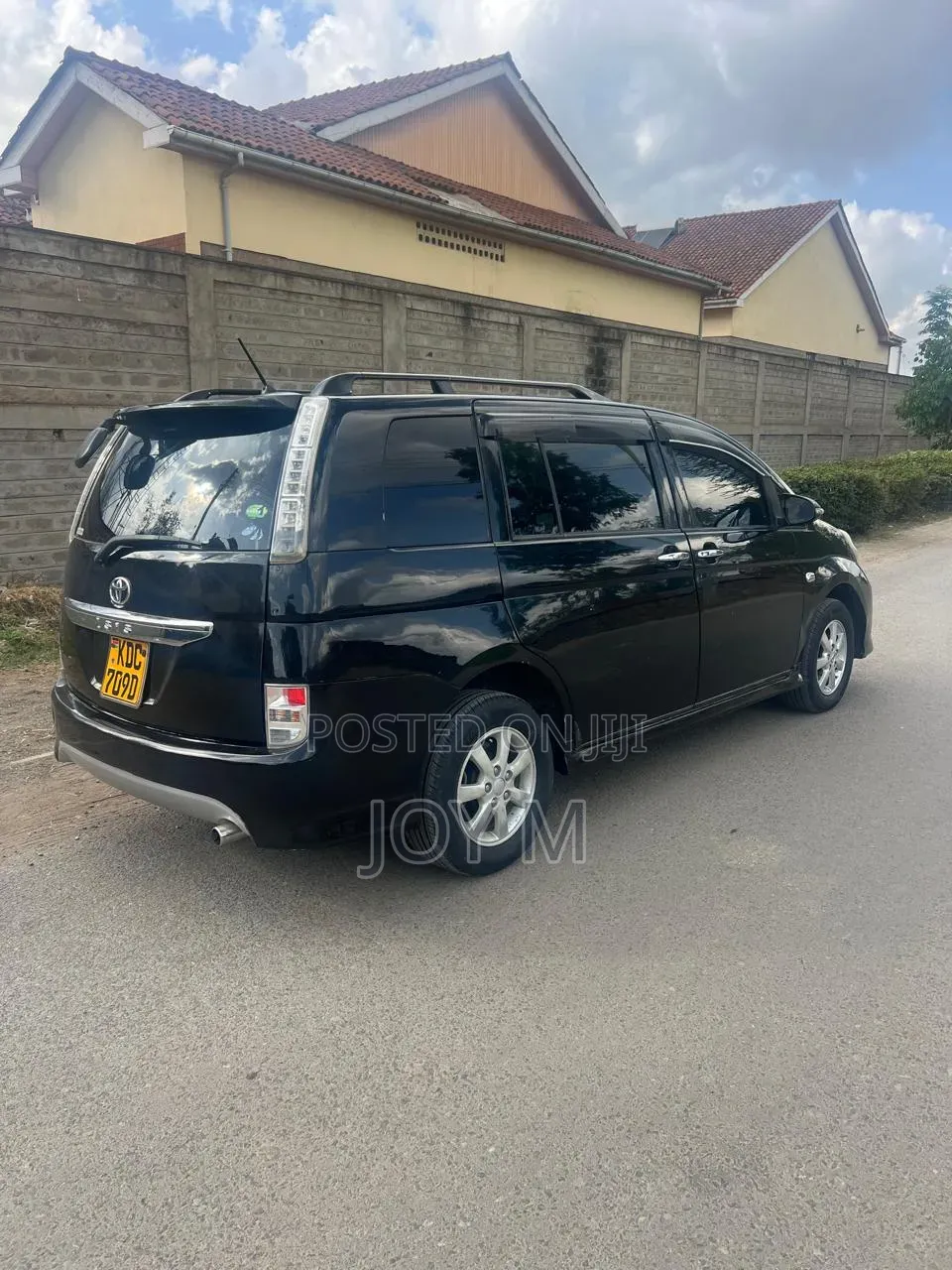 Toyota ISIS 2015 Black