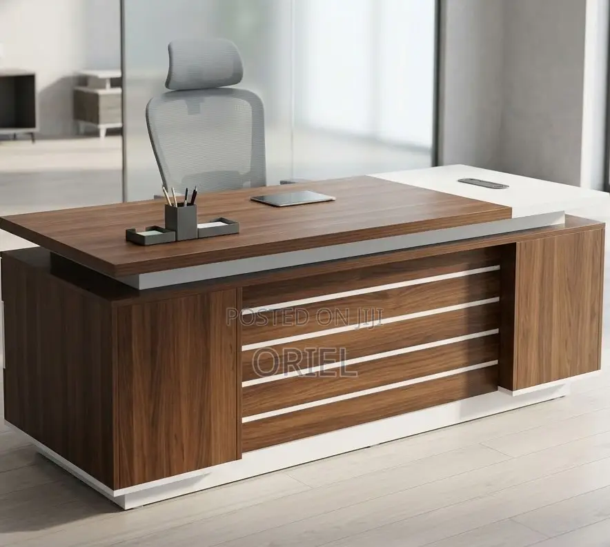 Minimalist Executive Office Desk – Modern Professional Workstation