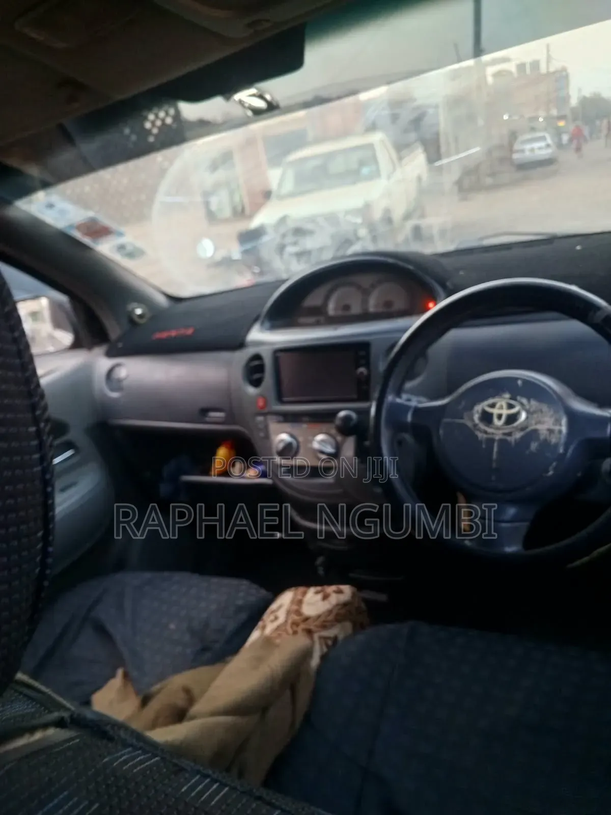 Toyota Sienta 2012 Maroon