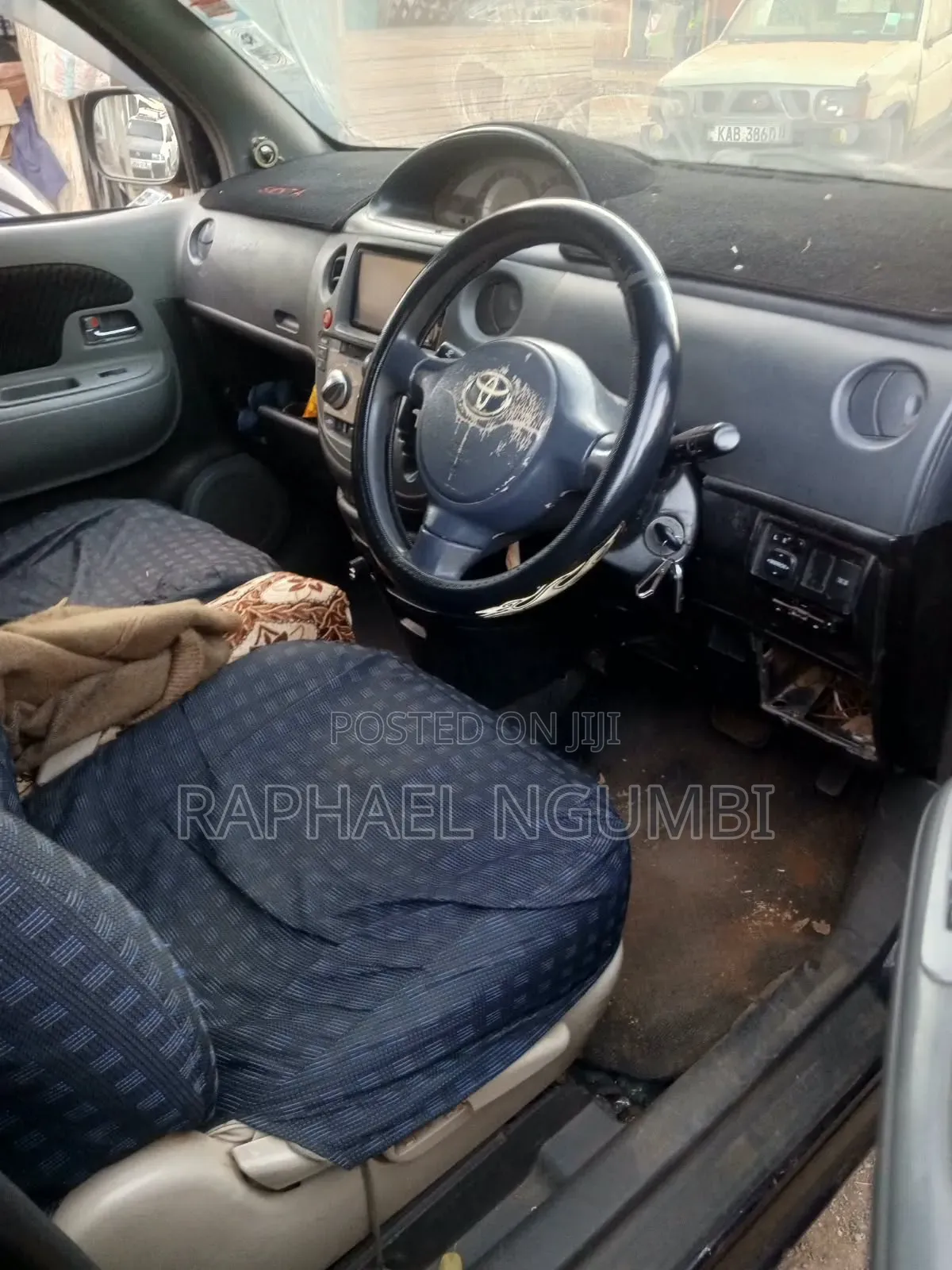 Toyota Sienta 2012 Maroon