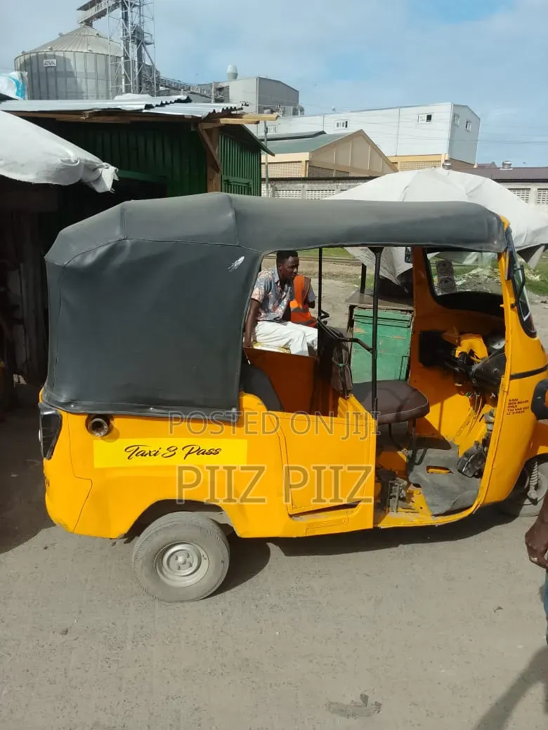 Piaggio 2023 Yellow